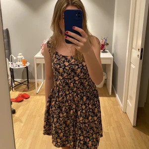 Klänning - En super somrig och söt klänning 😍 denna klänning har tyvärr inte kommit till användning för min del.  Fråga gärna frågor!  Denna klänningen är begagnad.   