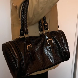 Väska vintage  - Unik vintageväska i skinnimitation💕💕 