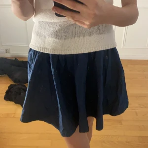 Marinblå kiol  - Så fin marinblå kjol från h&m. I storlek 36 men är väldigt Stretchig i midjan så funkar även ett par storlekar upp🌸I mycket bra skick!! 