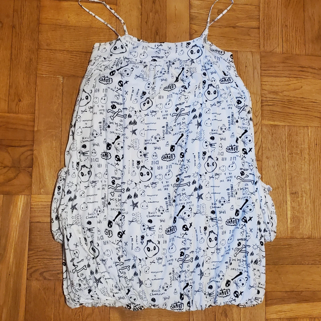 Ballongklänning med dödskallar