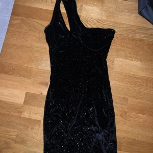 Svart glitterklänning  - Klänning från boohoo, aldrig använd så i super fint skick. 
