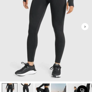 Gymshark  - Säljer ett par tights från gymshark, knappt använda men märket är lite slitet (bild 3) i övrigt är dom i bra skick. Köparen står för frakt.