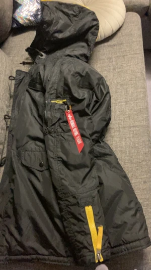 Alpha damjacka - Jag säljer min jacka pga den inte passar min stil längre. Använd mindre än en vinter. Den har inga skador och är jätte bra skick. Den är storlek S men kan justeras vid midjan. Köpt för 3500 men säljs för 2500, pris kan diskuteras. Kontakta för fler bilder