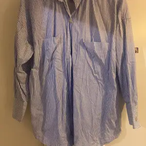  blå och vit randig oversizei skjorta 