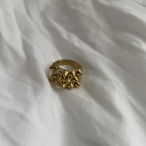 Edblad ring - Guldig ring från Edblad i storlek L. Använd Max 2 gånger!! (Nypris 399kr)  Köparen står för frakt!