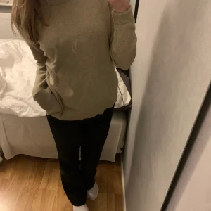 stickad trlja - säljer denna fina tröjan fån vila då den inte kommer att användas. Storlek L men sitter perfekt på mig som har S