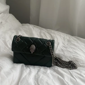 Kurt Geiger väska - Sjukt snygg grön Kurt Geiger väska! Använt ganska mycket men de finns inga defekter på den.   Köparen står för frakt!