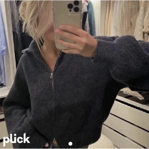 Stickad tröja från lindex - Först till kvarn som gäller!! Jättefin marinblå kofta/tröja med dragkedja från Lindex. Den är i jättebra skick men kommer inte till någon användning längre. Bilden är lånad!! Skriv för fler bilder😌 frakt ingår