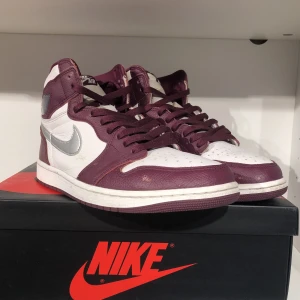 Jordan 1 High Bordeaux  - Säljer dessa Jordan 1 High Bordeaux i storlek 44,5. Dom har märken osv men inget som syns när man har skorna på fötterna. Dom är köpa på sneakerhyllan från början men tyvärr finns inget kvitto. Box och extra snören finns. Skriv för frågor/bilder i dm
