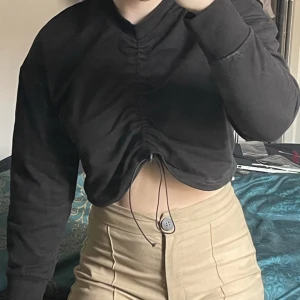 Sweatshirt cropped - Sweatshirt i cropped modell samt snören för att justera längden, storlek 36🦋 hör av er vid intresse eller funderingar 🫶obs skriv till mig innan ni klickar på köp nu 💓