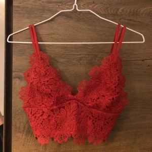 Topp - Söt röd topp. Använd ett fåtal gånger 