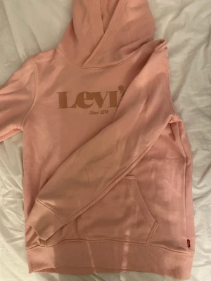 Levi’s tröja - Säljer min Levi’s hoddie då den inte kommer till användning längre, super bra skick💕 kan mötas upp i Jönköping eller frakta, köparen står för frakten💕