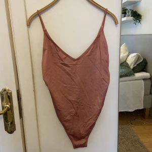 Snygg baddräkt 👙  - Fin baddräkt med justerbara band och djup rygg, hög skurning vid benen! 