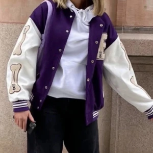 Varsity jacket - Säljer min as snygga varsity jacka. Super skön och passar bra till våren eller hösten. Jackan är i storlek L men sitter perfekt och lagom  oversize på mig som i vanliga fall har S/M i jackor och tröjor.  (Luvan på bilderna är från en hoodie under)