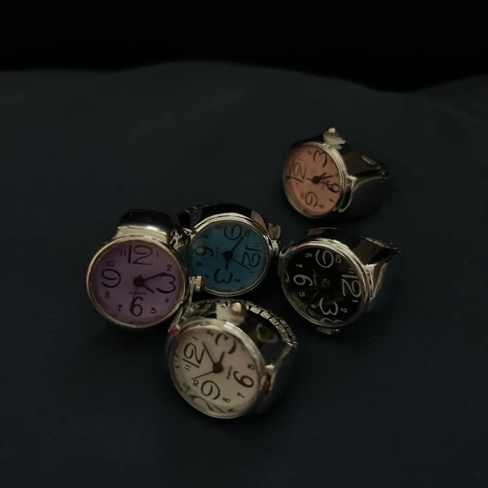 Jag säljer ringar mer ett klockur. Alla klockor funkar och man kan ställa om tiden på dem. Det finns 5 olika färger, svart, vitt, lila, råsa och blått. Har ett par stycken i varje färg men det är först till kvarn. De är one size fit all. Köper du tre eller mer ringar står jag för frakten😊. Accessoarer.