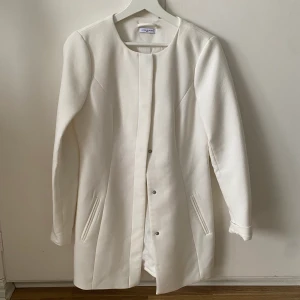 Jacka/kofta - Vit jacka/kofta i nyskick. Storlek small💞