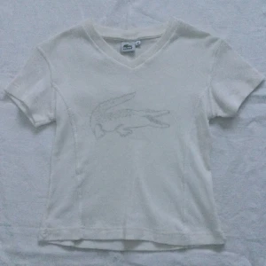 T-shirt - Vit Lacoste tshirt, passar till xs-s