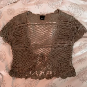 virkad - virkad väst/topp köpt på humana. superfint skick. färgen är typ guldbrun