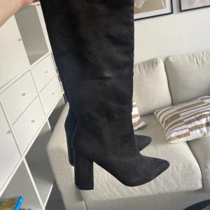 Knä höga mockastövlar st 37 - Helt nya från Nelly i st 37  Kartongen är kvar. Säljer då de var för stora för mig. Nypris 699kr  Säljer för 500kr