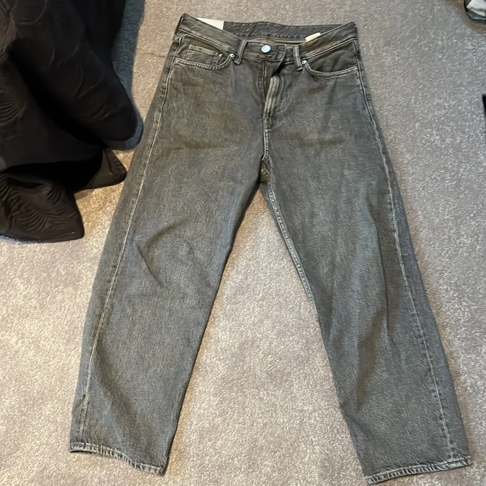 Svåra att hitta i affär, köpt men aldrig använda därför de är för stora för mig. Jeans & Byxor.