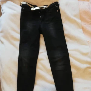 Replay Jeans - Svarta/grå slitna jeans från Replay. Fint skick!