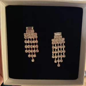 Strassörhängen  - Rensar det jag aldrig använt och aldrig kommer göra. Strassörhängen från Glitter, köpta 2019. Asken ingår inte 😭💖 Samfraktar gärna 🥂