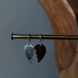 säljer nu dessa super fina örhängen, finns i silver med svart sten eller med vit sten🫶🏼helt oanvända från bywestling.com (säljs styck vis) 🫶🏼