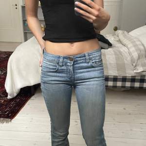 Dessa jeans är något korta på mig (160) och kommer därför inte till användning! Blir flera intresserade startas budgivning, för fler frågor skriv till mig😘 Innerbenslängd: 71cm