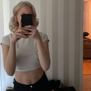 Säljer vit T-shirt från Gina tricot  - Säljer min vita T-shirt från Gina för att den inte kommer till användning, sparsamt använd och fint skick! 