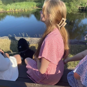 Rosa Klänning  - Det står storlek L på klänningen men eftersom man knyter den själv i midjan kan storlekar mellan S och L använda den.  Använt den 2 gånger.