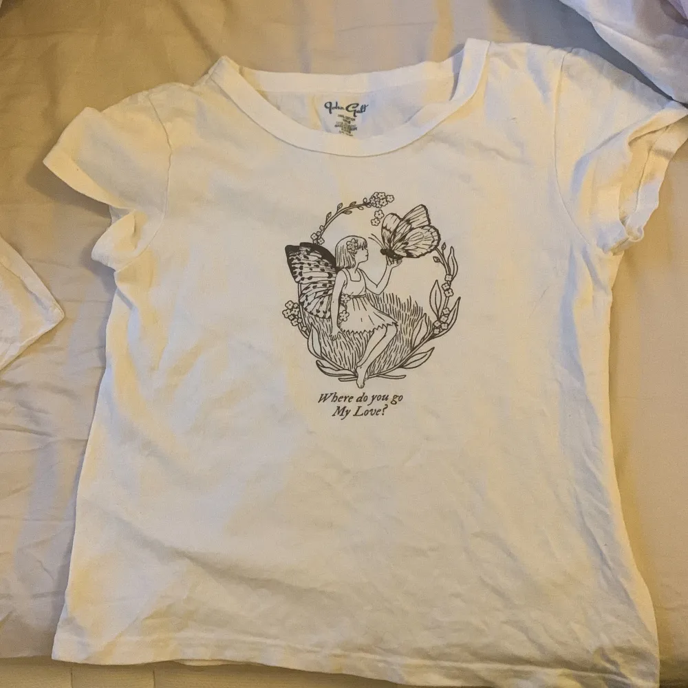 Blandning mellan babytee och tshirt. Använd men nyskick. T-shirts.