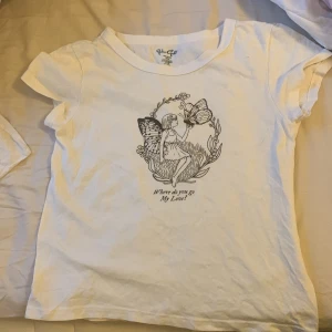 Brandy T-shirt  - Blandning mellan babytee och tshirt. Använd men nyskick