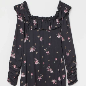 Blommig klänning - En jättefin blommig klänning som passar perfekt till våren och sommaren!! Den köptes för 499 kr och den har fortfarande prislappen kvar. Nu säljer jag den för 250 kr och den är i storlek 36. Hör av er om ni vill se mina egna bilder på den :)