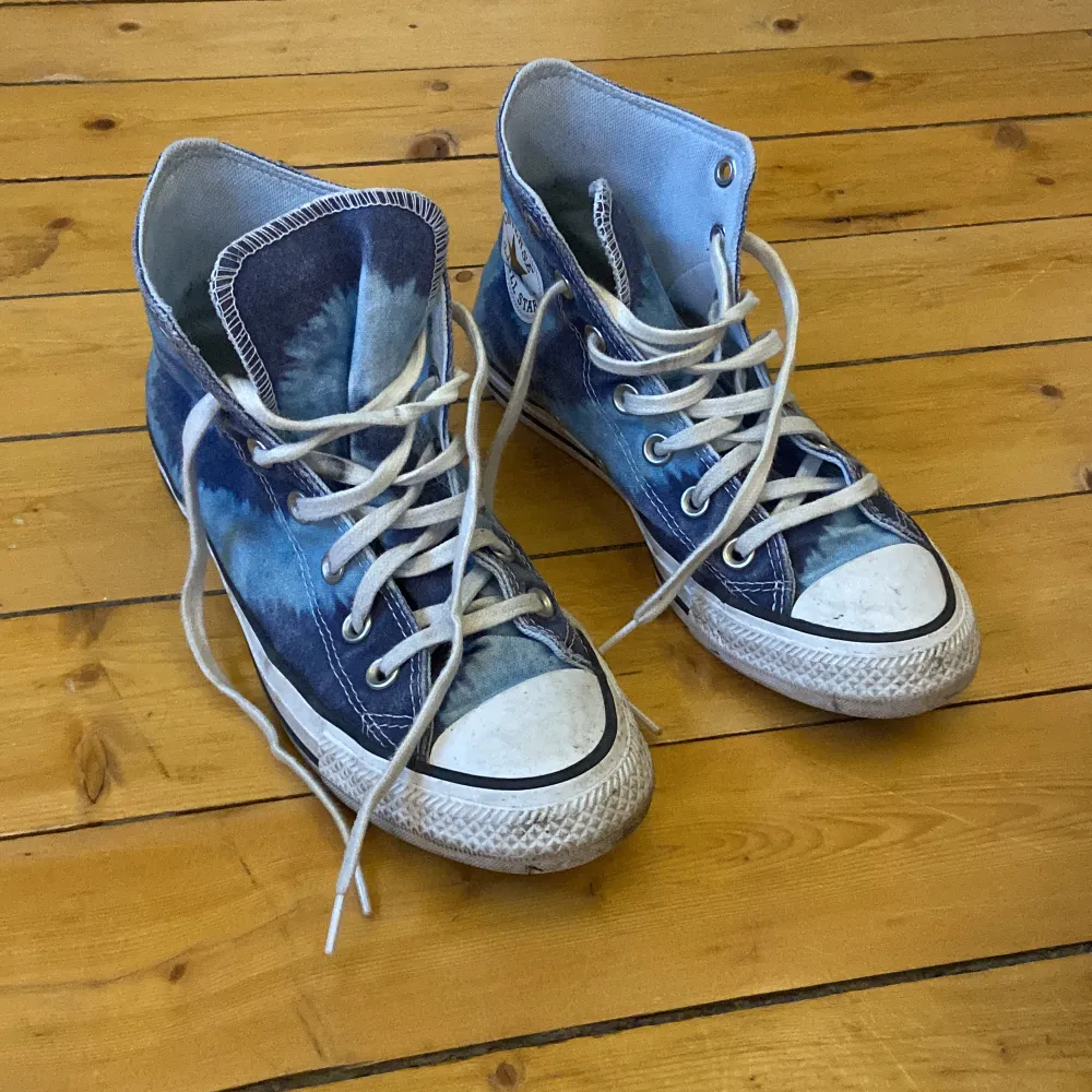 Blåa tie dye Converse i bra skick. Dom är inte trasiga på något sätt och är i bra skick. Använda max 7 gånger. Köpte för 700kr. Köparen står för frakten🫶❤️‍🔥. Skor.