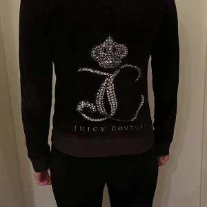 Juciy couture  - Ett lite äldre sett från Juciy Couture, kommer inte till användning längre och säljer därför det vidare💕innebenslängden är 72cm och jag är 163! Är många intresserade blir det budgivning💕