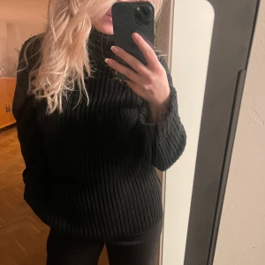 Stickad polo tröja  - Ribb stickad polo tröja med slits vid sidan från nakd, knappt använd❤️