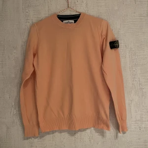 STONE ISLAND SWEATSHIRT - Denna tröja är i ett väldigt bra skick  pga sin ålder då den är limited edition då den ligger på nypris 3500! Skick 9/10