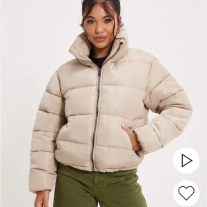 Jacka - Oanvänd puffer jacka från Nelly med lappen kvar i storlek 34🥰