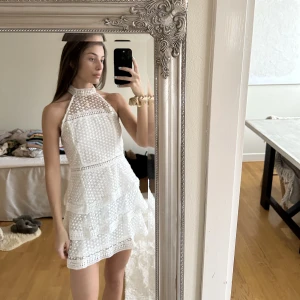 Vit klänning  - Vit magisk klänning, använd en gång. Perfekt till student eller liknande, storlek motsvarande small. Pris ink frakt 