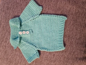 Virkad baby tröja - Denna fina mysiga tröja har jag virkat. Garnet är av bomull. Knapparna är av plast. Tvättas i 30 grader. Passar barn vid ca 1 - 4 månader. Finns i rök och djurfritt hem. Köparen står för frakten