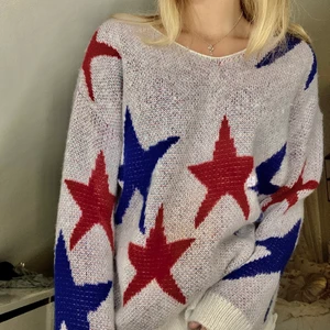 Super fin stickad tröja med stjärnor! 🤩 (KÖPARE STÅR FÖR FRAKT) ❤️ - Jättefin stickad tröja som har ett mjukt tyg som inte är stickig alls! 👌 Har knappt använt denna tröja så den är nästan helt oanvänd! Finns ingen lapp på tröjan så jag vet ej vart den är ifrån eller vilken storlek men jag skulle säga att den är XS/S! ❤️