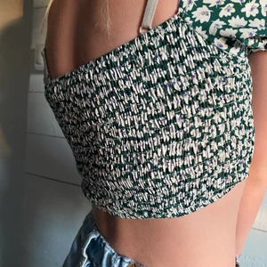 Fin detaljerad tröja - använd mycket, inga tecken på användning och den säljes då jag har vuxit ur den ❤️