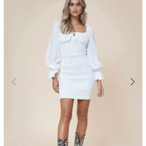 Adoore klänning storlek 38 nypris 1500 - Säljer nu min studentklänning för att den tyvärr inte kommer till användning längre :((