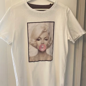 Limitato T-shirt - Fint skick, en fläck.