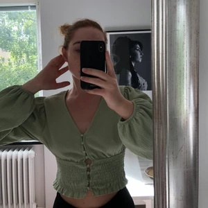 Grön Blus - Supersöt blus från Monki som tyvärr bara inte fått sin förtjänta användning.