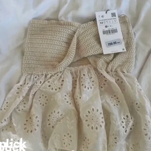 Populär zara topp - Lägger ut igen då oseriösa köpare lade skam bud. Buda ENDAST om du ska köpa tröjan. Den är oanvänd. Buda med minst 10kr