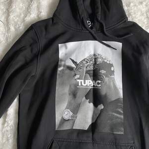Tupac hoodie nyskick, storlek S. Köpt för 599kr säljer för 250kr+frakt! Inga defekter. 