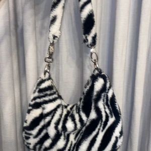 Väska från Urban Outfitters - En superfin väska som är i mycket bra skick då den tyvärr inte använts. Köparen står för frakten, men kan även mötas upp i Stockholm💓