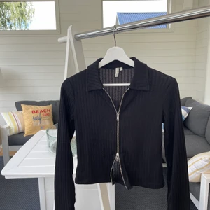 Topp från Nelly  - Svart topp i storlek XS från Nelly med dragkedja både upp och nere så man själv kan justera hur man vill ha den, jättesnygg men han inte kommit till användning💘 skriv om du har frågor eller vill diskutera pris! 