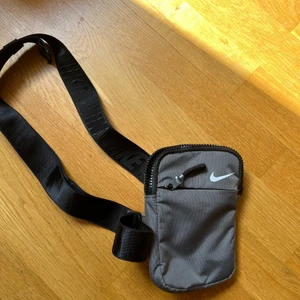 Nike väska.  - Jag säljer Nike väska liten, Får plats med mobil och kortplånbok.  Den superfint sick. Frakt står köpare själv. 